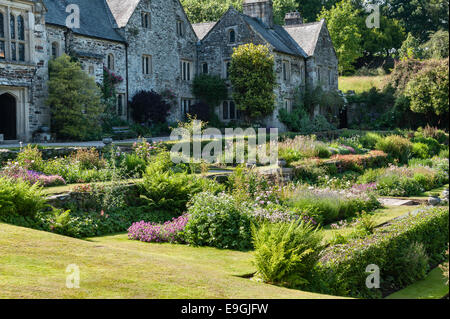 Cotehele, Saltash, Cornwall, Regno Unito. Le terrazze giardino in estate Foto Stock