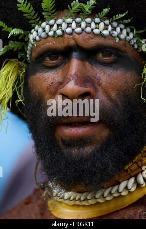 Ritratto di un Tribesman di Enga Provincia Foto Stock