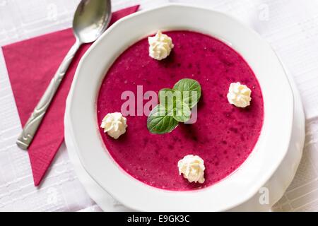 Il cibo sulla tovaglia bianca Foto Stock