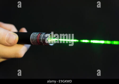 Colore verde brillante fascio laser proveniente da un laser portatile di  dispositivo puntatore Foto stock - Alamy