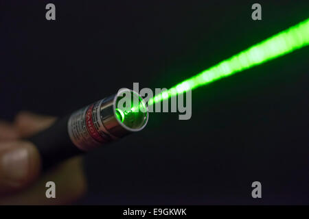 Colore verde brillante fascio laser proveniente da un laser portatile di  dispositivo puntatore Foto stock - Alamy