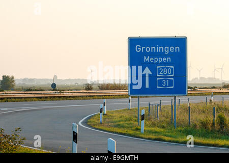 Rampa dell'autostrada nel nord della Germania verso Groningen, vicino al confine con i Paesi Bassi Foto Stock