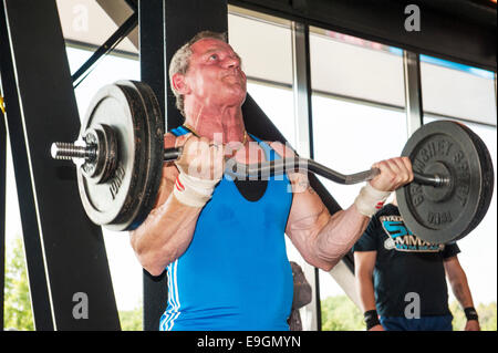 Concorrente maschio eseguendo la rigorosa curl Foto Stock