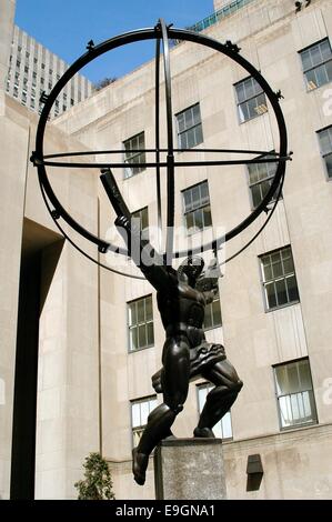 NYC: ATLAS CHE TIENE IL MONDO STATUA AL ROCKEFELLER CENTER Foto Stock