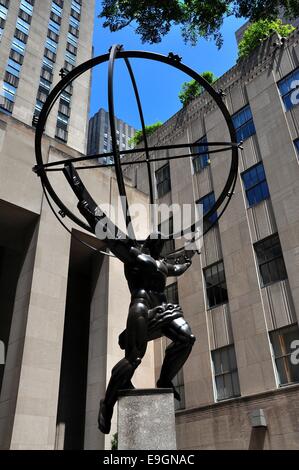 NYC: Statua di Atlas che tiene il mondo di fronte al Rockefeller Center's International Building sulla Quinta Avenue Foto Stock