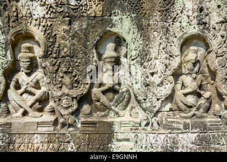 Il bassorilievo presso l'antico tempio di Angkor Wat, Cambogia Foto Stock