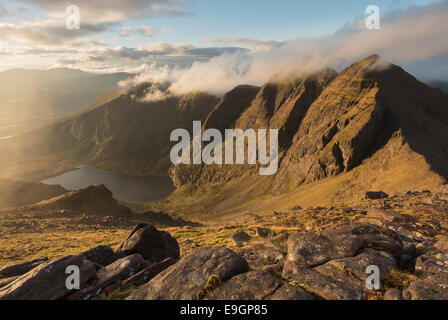 Drammatica la mattina presto luce e cloud di sollevamento su un Teallach, montagna nel nord ovest Highlands della Scozia Foto Stock