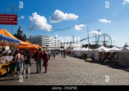 La vita nella soleggiata Helsinki Piazza del Mercato, estate 2014. Foto Stock