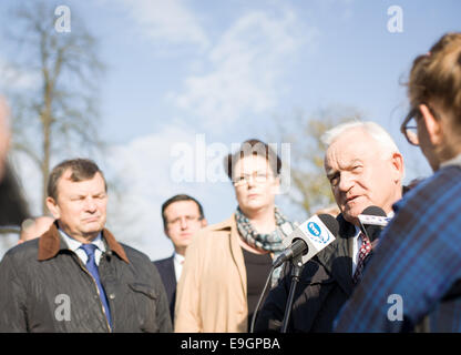 Bydgoszcz (Polonia). 27 ottobre, 2014. Ex primo ministro polacco, Leszek Miller si è battuto sul mulino isola oggi per l'Alleanza della sinistra democratica partito (SLD). Il 16 novembre in tutto il paese le elezioni si svolgeranno per consiglieri e sindaci. Credito: Jaap Arriens/Pacific Press/Alamy Live News Foto Stock