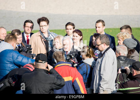 Bydgoszcz (Polonia). 27 ottobre, 2014. Ex primo ministro polacco, Leszek Miller si è battuto sul mulino isola oggi per l'Alleanza della sinistra democratica partito (SLD). Il 16 novembre in tutto il paese le elezioni si svolgeranno per consiglieri e sindaci. Credito: Jaap Arriens/Pacific Press/Alamy Live News Foto Stock