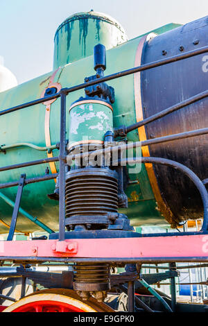 Caldaia a vapore, la cupola e la pompa di aria di una vecchia locomotiva a vapore Foto Stock
