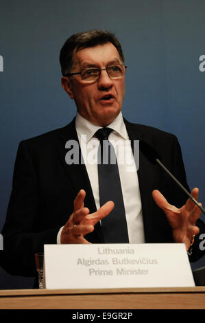 Stoccolma, Svezia. 27 ott 2014. Primo Ministro della Lituania Algirdas Butkevicius parla nel corso di una conferenza stampa del Consiglio nordico di 66ma sessione a Stoccolma, Svezia, 27 ottobre, 2014. Tutti gli anziani ministri provenienti dai paesi nordici e i paesi baltici hanno partecipato l'annuale Consiglio nordico per discutere di questioni di interesse reciproco il lunedì. Credito: Xinhua/Alamy Live News Foto Stock
