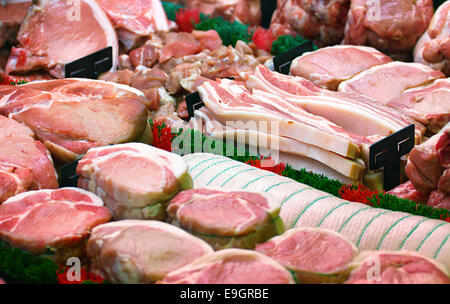 Macellerie banco espositore mostra popolare di tagli di carne di maiale incluso giunti, costolette di maiale, pancetta e spalla laminato Foto Stock