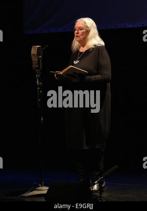 Swansea, Regno Unito. Lunedì 27 ottobre 2014 nell'immagine: Gillian Clarke Re: Dylathon evento per celebrare Dylan Thomas' compleanno centenario, al Grand Theatre, Swansea, Galles del Sud. Credito: D Legakis/Alamy Live News Foto Stock