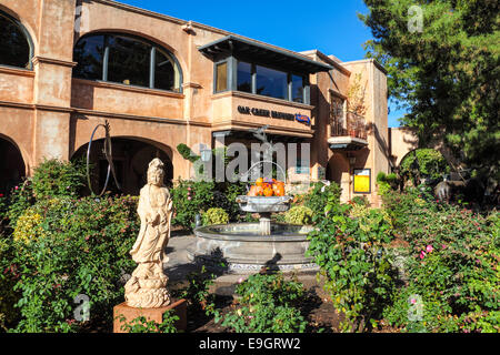 Vista di sculture e Oak Creek birreria a Tlaquepaque in Sedona Foto Stock