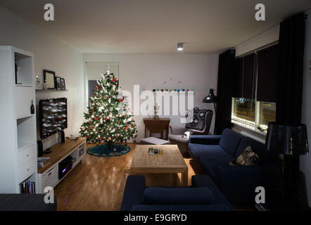 Day before christmas, decorated christmastree in living room Foto Stock
