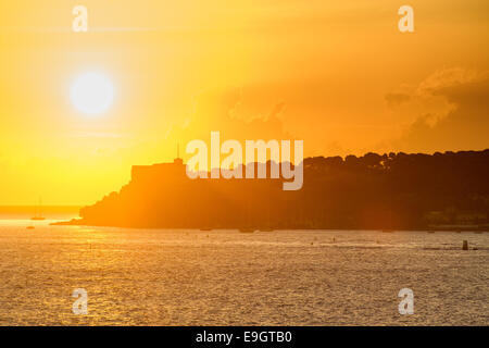 Tramonto sul mare mediterraneo a Cannes, Francia Foto Stock