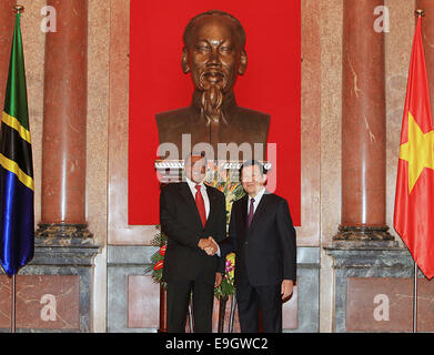 Hanoi, Vietnam. 27 ott 2014. Presidente vietnamita Truong Tan Sang (R) incontra il presidente tanzaniano Jakaya Mrisho Kikwete ad Hanoi, capitale del Vietnam, Ottobre 27, 2014. Credito: VNA/Xinhua/Alamy Live News Foto Stock