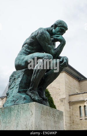 Grandi sculture, tra cui famoso 'Il Pensatore" sul display in corrispondenza di giardini del Museo Rodin, Parigi, Francia. Foto Stock