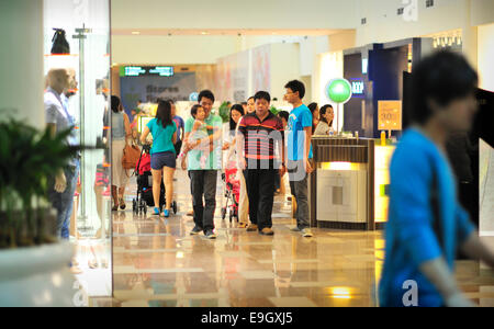 Gli amanti dello shopping in Ayala Center Cebu Filippine Foto Stock