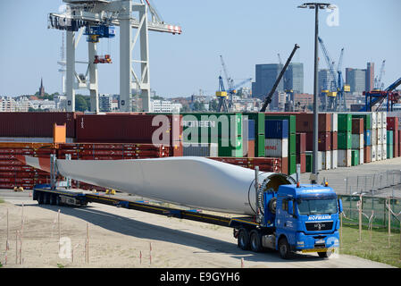 Germania Amburgo, carrello di trasporto lama del rotore per nuovi Nordex turbina eolica dal porto al sito in costruzione Foto Stock