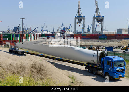 Germania Amburgo, carrello di trasporto lama del rotore per nuovi Nordex turbina eolica dal porto al sito in costruzione Foto Stock