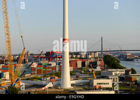 Germania Amburgo, la costruzione di nuovi Nordex turbina eolica a impianto di trattamento di Amburgo Wasser, l'acqua locale fornitore, dietro Koehlbrandbruecke Foto Stock