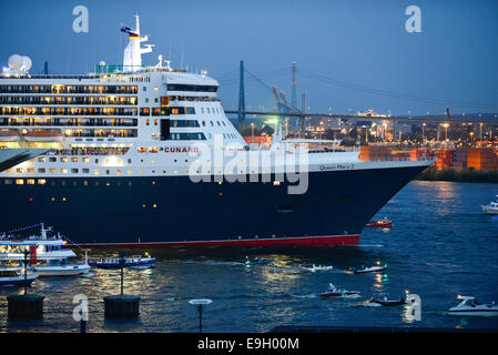 Germania Amburgo, nave di crociera Queen Mary II di Cunard Line al fiume Elba nel porto di Amburgo Foto Stock