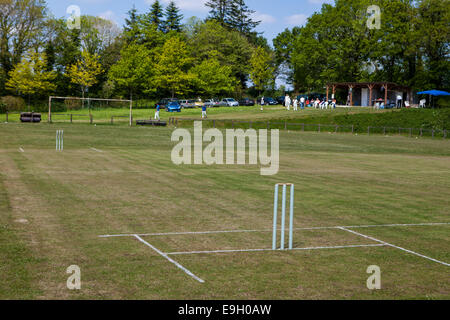 Cricket Ground pronto e in attesa per il gioco per iniziare a Silfiac, la parte centrale della Bretagna Cricket Club. Foto Stock