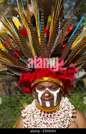 Donna partecipante a Mt. Hagen cantare cantare, Papua Nuova Guinea Foto Stock