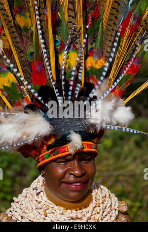 Donna partecipante a Mt. Hagen cantare cantare, Papua Nuova Guinea Foto Stock