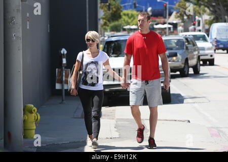 Julianne Hough ruscelli e latch visto camminando mano nella mano come del loro ritorno in auto. Dotato di: Julianne Hough,Brooks latch dove: Los Angeles, California, Stati Uniti quando: 24 Apr 2014 Foto Stock