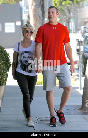 Julianne Hough ruscelli e latch visto camminando mano nella mano come del loro ritorno in auto. Dotato di: Julianne Hough,Brooks latch dove: Los Angeles, California, Stati Uniti quando: 24 Apr 2014 Foto Stock