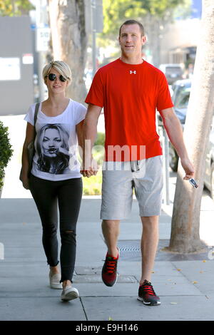 Julianne Hough ruscelli e latch visto camminando mano nella mano come del loro ritorno in auto. Dotato di: Julianne Hough,Brooks latch dove: Los Angeles, California, Stati Uniti quando: 24 Apr 2014 Foto Stock