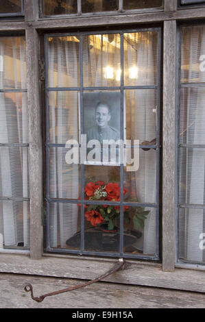 Poignant WW1 cimeli. Una vecchia fotografia di un giovane soldato della Prima Guerra Mondiale, visualizzato in una finestra di cottage, in Cerne Abbas, Dorset, England, Regno Unito Foto Stock