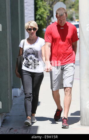 Julianne Hough ruscelli e latch visto camminando mano nella mano come del loro ritorno in auto. Dotato di: Julianne Hough,Brooks latch dove: Los Angeles, California, Stati Uniti quando: 24 Apr 2014 Foto Stock