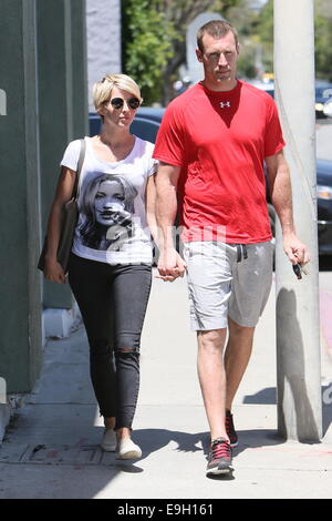 Julianne Hough ruscelli e latch visto camminando mano nella mano come del loro ritorno in auto. Dotato di: Julianne Hough,Brooks latch dove: Los Angeles, California, Stati Uniti quando: 24 Apr 2014 Foto Stock