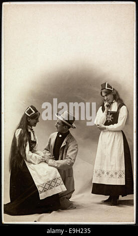 Questa fotografia, scattata presso l'Atelier di Anderson, mostra una scena in scena raffigurante la gelosia tra un uomo e una donna. La fotografia, in formato carte de visite, riflette temi sociali come le emozioni e i ruoli di genere durante i primi anni del XX secolo. Foto Stock