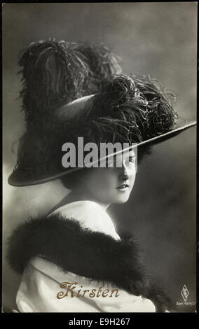 Una cartolina d'epoca con una donna di nome Kirsten, decorata con un cappello alla moda. L'immagine cattura le tendenze della moda del XX secolo, evidenziando l'eleganza dell'abbigliamento femminile vintage. Foto Stock