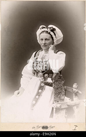 Questa fotografia raffigura una donna di Sogn, Norvegia, che indossa un tradizionale costume popolare conosciuto come bunad. Il bunad, simbolo del patrimonio norvegese, è caratterizzato da disegni intricati e motivi colorati, ed è indossato durante le occasioni speciali e le celebrazioni in Norvegia. Foto Stock