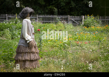 Lo Spaventapasseri di paglia in piedi in un giardino, Bergisches Land, Nord Reno-Westfalia, Germania Foto Stock