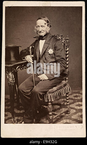 Un ritratto della carta di visite di Christopher Hansteen, un rinomato scienziato norvegese. L'immagine mostra Hansteen in abbigliamento formale, evidenziando il suo status di figura influente nei campi dell'astronomia e della fisica. Foto Stock