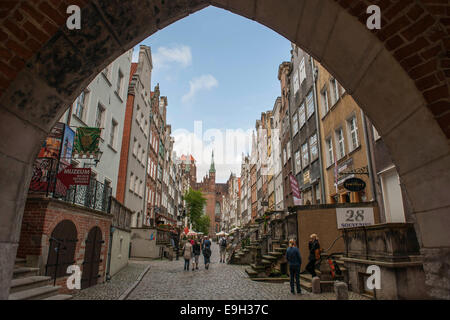 Vista attraverso St. Mary's Gate o brama Mariacka in Mariacka Street o Ulica Mariacka con storiche case patrizie e Foto Stock