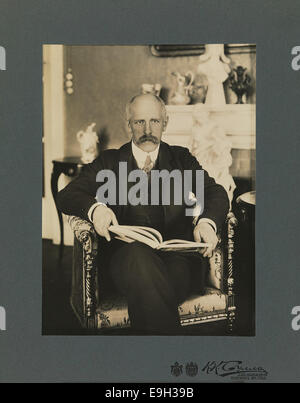 Un ritratto di Fridtjof Nansen del 1913, raffigurante il famoso esploratore polare norvegese durante l'apice della sua carriera. Questa fotografia fa parte degli archivi della Biblioteca Nazionale di Norvegia. Foto Stock