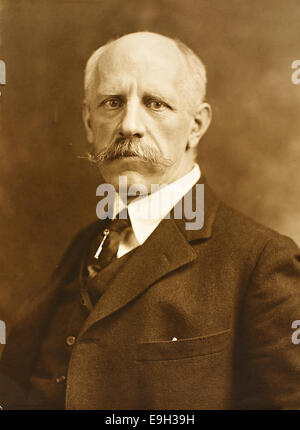 Questo ritratto del 1917 cattura Fridtjof Nansen, un famoso esploratore norvegese ed eroe polare. Nota per le sue spedizioni e i suoi contributi all'esplorazione artica, questa fotografia riflette la sua statura e eredità. Foto Stock