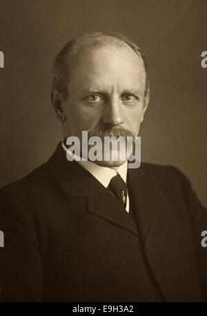 Un ritratto di Fridtjof Nansen, un famoso esploratore norvegese, scattato intorno al 1905. Questa fotografia cattura la presenza dignitosa di Nansen e il suo ruolo significativo nell'esplorazione polare. Foto Stock