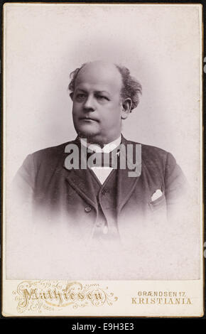 Questo ritratto di circa 1895 mostra Jens Selmer, un noto individuo probabilmente collegato al teatro norvegese o alle arti La fotografia è un ritratto formale di studio in stile cabinet card. Foto Stock