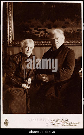 Un ritratto del 1902 di Karoline e Bjørnstjerne Bjørnson, famoso scrittore norvegese e sua moglie. L'immagine della tessera del gabinetto li mostra in abbigliamento formale, catturando un momento nella vita di queste significative figure storiche. Foto Stock