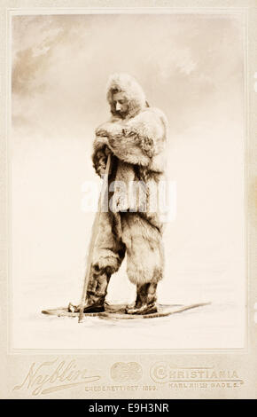 Questo ritratto di una tessera del giugno 1899 mostra Roald Amundsen, il famoso esploratore norvegese. Lo cattura in abbigliamento formale, segnando i suoi primi anni prima delle sue significative spedizioni polari. Foto Stock