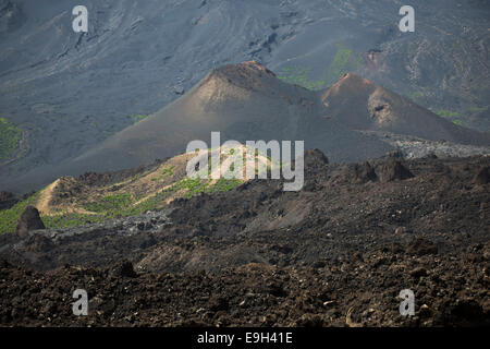 Cratere secondario nel campo di lava del Pico do Fogo vulcano, Fogo National Park, isola di Fogo, Capo Verde Foto Stock